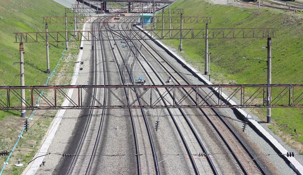 Железнодорожные линии и переключатель скольжения у входа на вокзал — стоковое фото