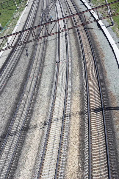 Demiryolu hatları ve kayma girişinde istasyona geçin. — Stok fotoğraf