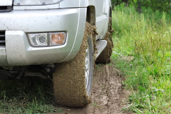 泥で認識できない、車の後ろに極端なオフロード — ストック写真