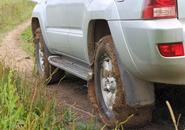 泥で認識できない、車の後ろに極端なオフロード — ストック写真