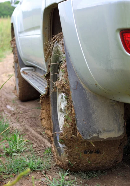 Extrem offroad bakom en oigenkännlig bil i lera — Stockfoto