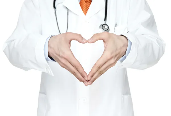 Σχήμα καρδιάς από τα χέρια του γιατρού — Φωτογραφία Αρχείου
