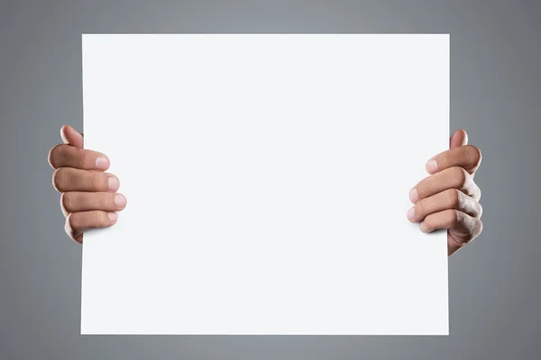 Mani con carta pubblicitaria in bianco — Foto Stock