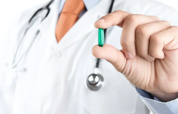 Läkare visar piller — Stockfoto