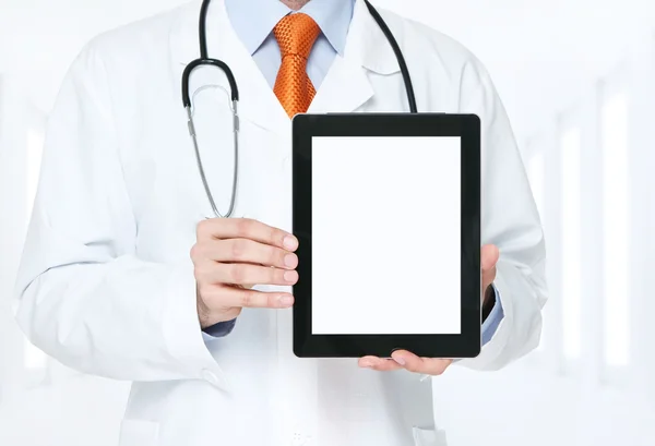 Doktor holding boş dijital tablet — Stok fotoğraf