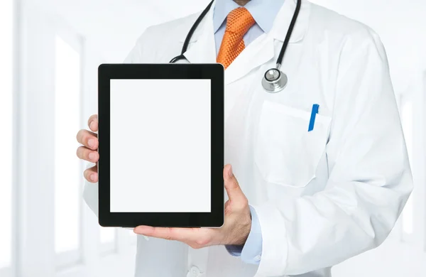 Medico in possesso di tablet digitale vuoto — Foto Stock