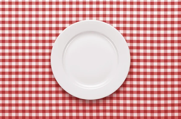 Пустая тарелка за столом — стоковое фото