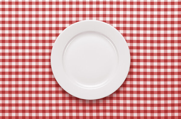 Пустая тарелка за столом
