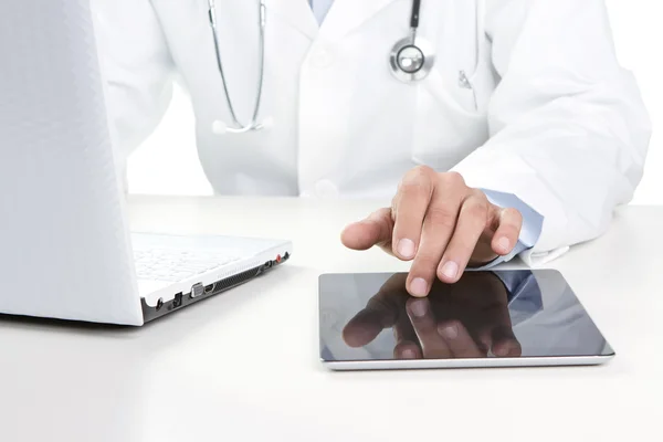 Doctor trabajando en una tableta digital — Foto de Stock