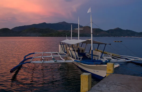 Човен на Філіппінах море — стокове фото