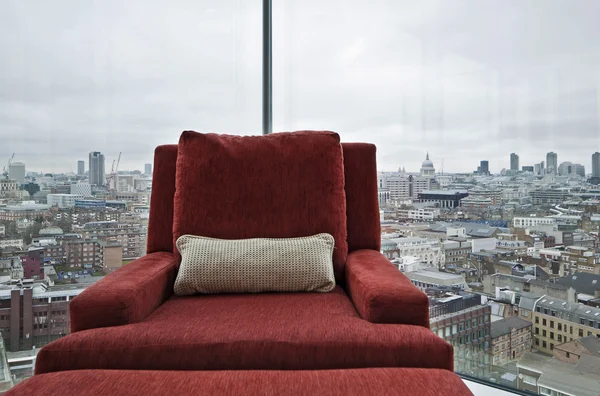 Křeslo podlahy až ke stropu okno s panoramatickým výhledem na Londýn — Stock fotografie