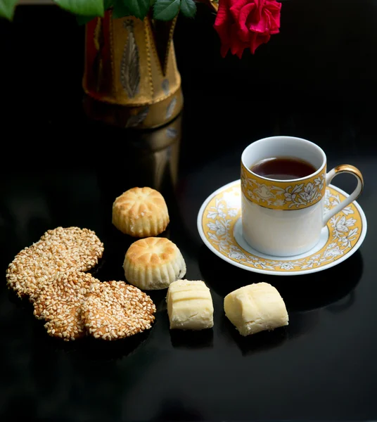 東洋のクッキーと紅茶 1 杯 — ストック写真
