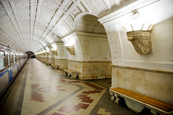 Train at old metro station Belorusskaya in Moscow — Stock Photo, Image