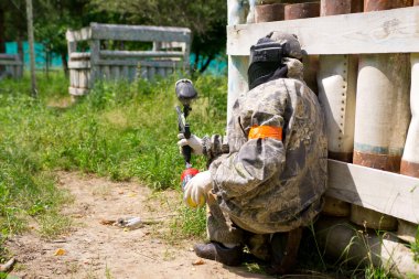 Paintball spor oyuncu gider saldırısı sığınağında gizler