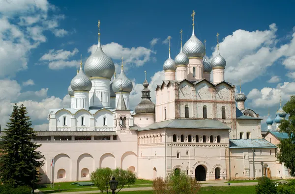 Sobór Zaśnięcia i Kościół Zmartwychwstania Pańskiego w regionie rostov — Zdjęcie stockowe
