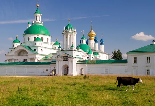 La mucca passa davanti al monastero Spaso-Yakovlevsky a Rostov — Foto Stock