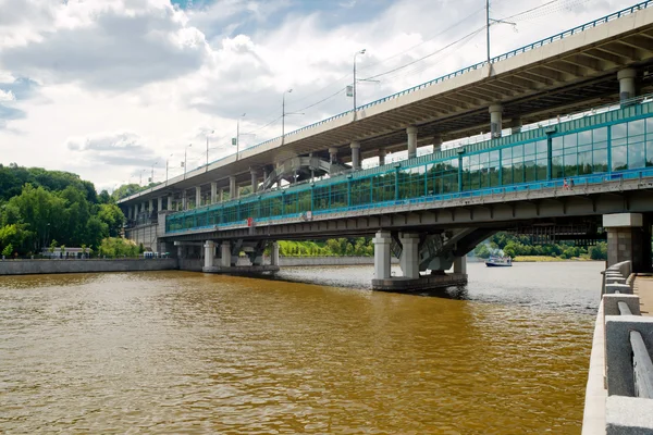 ルジニキ ・ メトロ モスクワ、ロシアのモスクワ川に架かる橋します。 — ストック写真