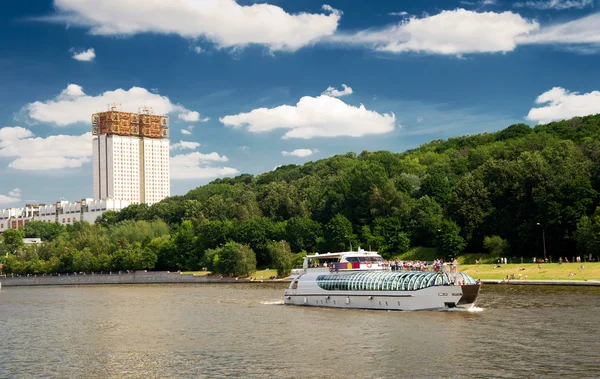 Barco turístico flota en el río Moskva en Moscú —  Fotos de Stock