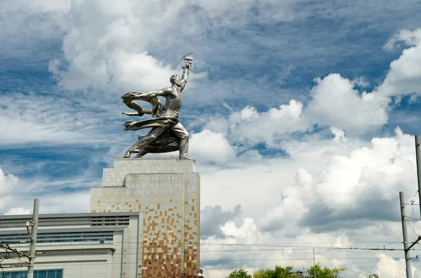 Berömda sovjetiska monument arbetare och kolkhoz kvinna, Moskva — Stockfoto