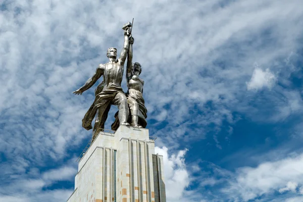 Знаменитый советский памятник "Рабочий и колхозница", Москва — стоковое фото
