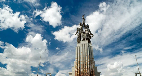 Berömda sovjetiska monument arbetare och kolkhoz kvinna, Moskva — Stockfoto