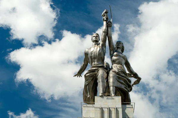 有名なソビエト記念碑の労働者とコルホーズの女性、モスクワ — ストック写真