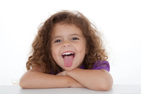 Criança colando língua para fora — Fotografia de Stock