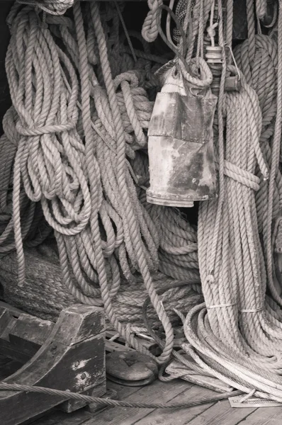Egy ősi vitorlás hajó kormányozása — Stock Fotó