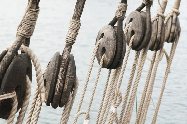 Egy ősi vitorlás hajó kormányozása — Stock Fotó