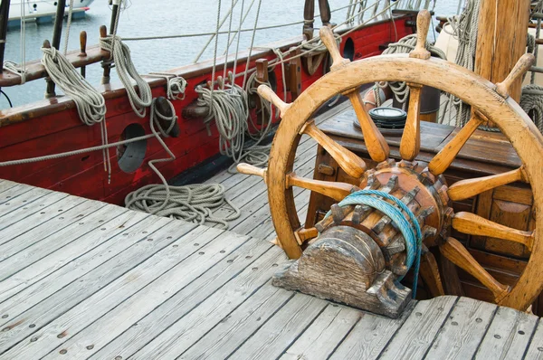 Steering wheel of an ancient sailing vessel — Stock Photo, Image