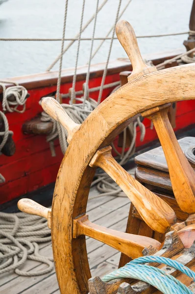 Steering wheel of an ancient sailing vessel — Stock Photo, Image