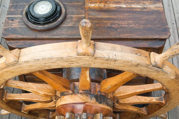 古代帆船的方向盘 — 图库照片
