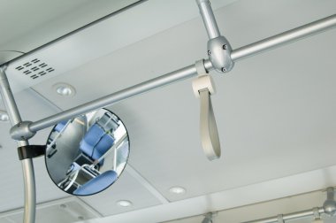 Çağdaş şehir otobüsünün salonu.