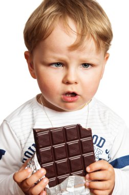 küçük oğlan çikolata yiyor