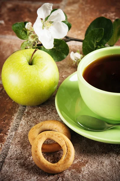 Cup of tea with an apple — Stock Photo, Image