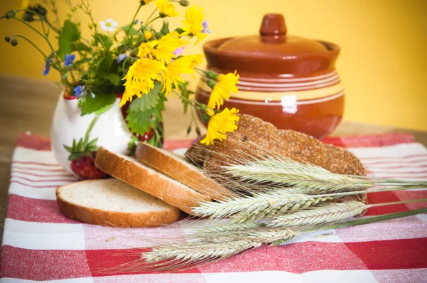 静物与面包、 鲜花和锅 — 图库照片
