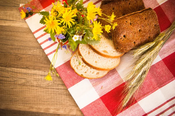 Stilleben med bröd, blommor och spikar — Stockfoto