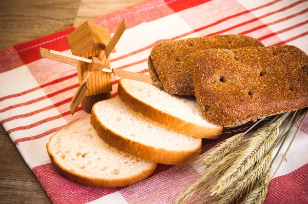 Натюрморт з хлібом і шипами — стокове фото