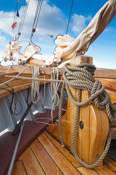 ภาพระยะใกล้ของเชือก ถ่ายที่อู่ต่อเรือ . — ภาพถ่ายสต็อก