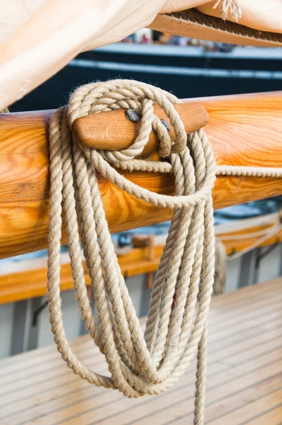 Close-up shot van touw. genomen op een scheepswerf. — Stockfoto