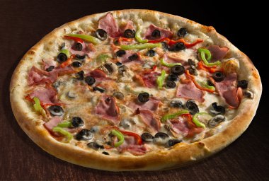 Pizza capricciosa ve zeytin - izole jambon, kırmızı ve yeşil biber ile