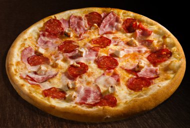 Pizza misto carne pastırma, biber ve tavuk göğsü - izole