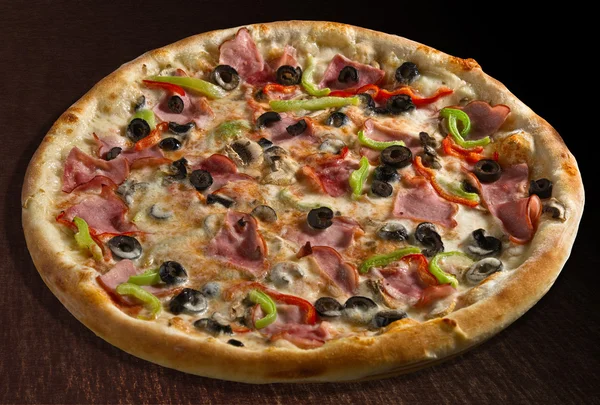 Pizza capricciosa with ham, red and green bell pepper and olives - isolated — Stock Photo, Image