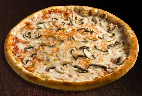 Pizza funghi met extra kaas en paddestoelen - geïsoleerd — Stockfoto
