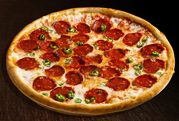 Pizza diavola con salame piccante e pimento isolato — Foto Stock