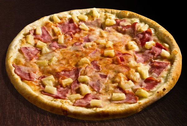 Pizza Havaí com presunto, milho e abacaxi - isolado — Fotografia de Stock