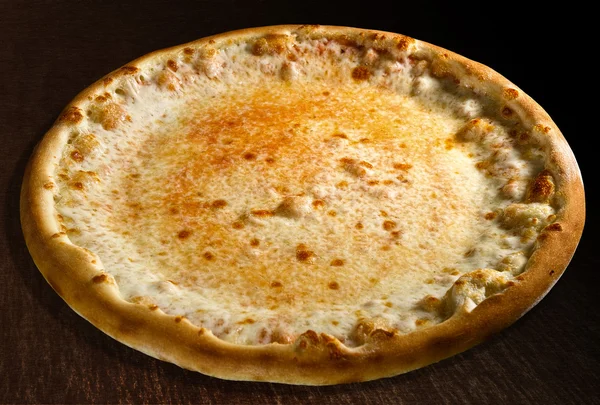 Pizza margherita extra sajttal - elszigetelt — Stock Fotó