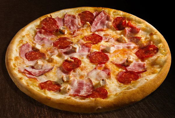 Pizza mista carne con pancetta, salame piccante e petto di pollo - isolato — Foto Stock