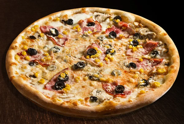 Pizza perugia com bacon, milho, azeitonas e cogumelos - isolado — Fotografia de Stock