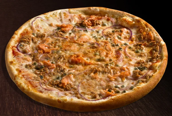 Pizza con atún, salmón, cebolla y alcaparras - aislado —  Fotos de Stock